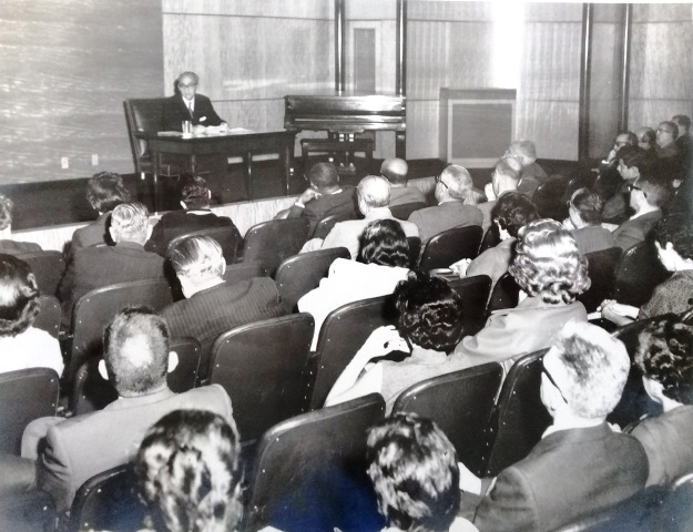 Foto de Conferencia de Jorge Mañach en la BNJM, 30 de noviembre de 1959. Colección de fotografías BNJM.  